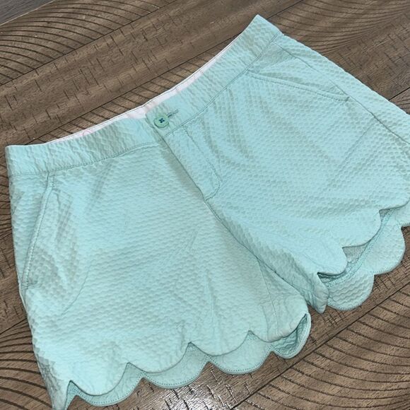 Lilly Pulitzer scallop trim Butter🧈cup Shorts 🩳 4 pockets 4 gear ⚙️ 💄 💳🪪💵 - Picture 7 of 17